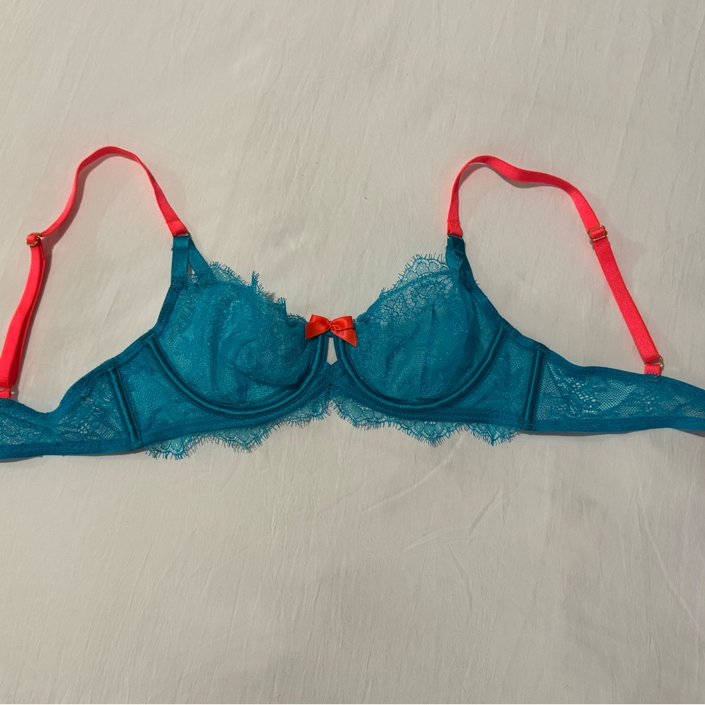 Victoria's Secret Very Sexy chantilly lace unlined demi bra